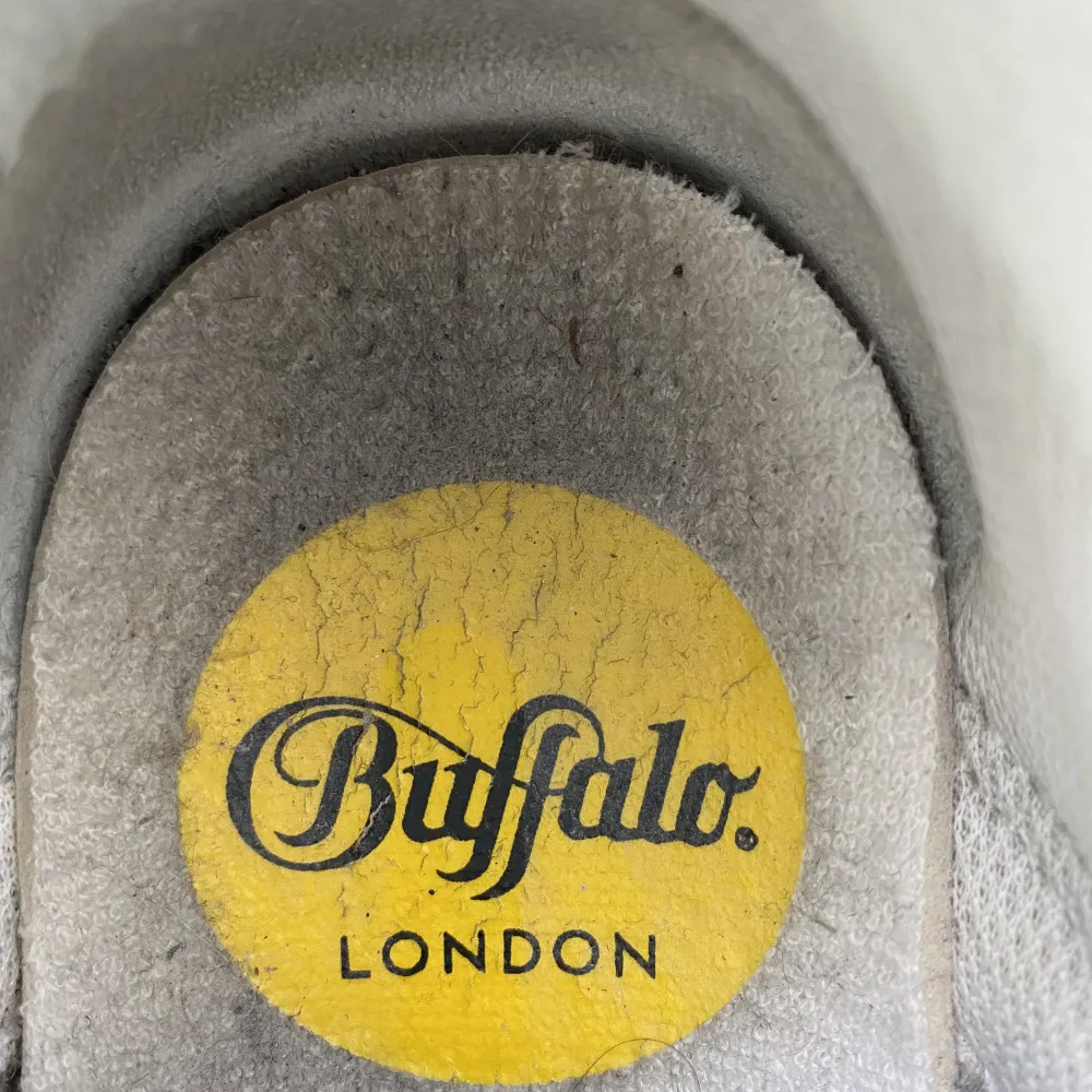 Jättefina äkta, neongröna och vita, Buffalo skor med hög sula, platå. Använt fåtal gånger. Säljer då de blivit för små💕. Skor.