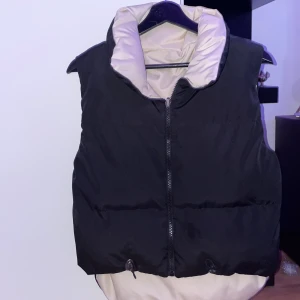 Väst   - Detta är en väst, den är köpt i ett annat land, den är använd fåtal gånger. Den är hel och har inget fel, skriv om ni vill ha mer bilder 