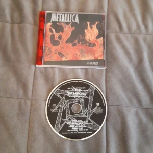 Metallica Load cd - Säljer pga har dubbleter. Köpte på en second hand, en del av fodralet var trasig så utbytt till samma del fast i rött som man kan se på bild 1 och 3. Små repor på fodralet och några små repor på skivan men när jag prov spelade så märktes det inte!