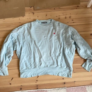 Crew neck sweater // tröja - Från Acne Studios, face collection. Den är lite oversized/boxig. Tvättad en gång och är i väldigt bra skick. Inga fläckar eller hål på den. Köpt för ca 1 år sedan