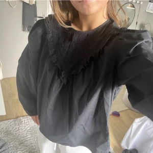 Långarmad blus från otherstories - Säljer denna fina blus från otherstorie med lite volanger. Köpt här på plick! Säljer då den är lite stor för mig. Skulle säga att skicket är 9/10. Skriv för fler bilder💗💗