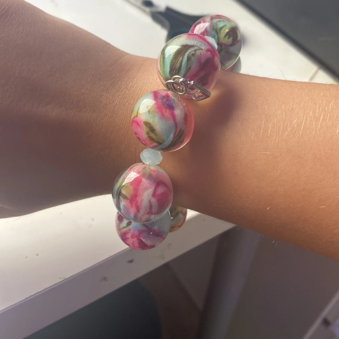 Coolt armband med ett B 