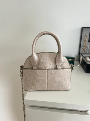 Beige axelremsväska från Zara - Beige axelremsväska från Zara. Jättebra skick. Fint mönster. Funkar som både handväska och axelremsväska. 