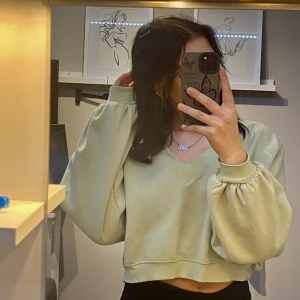 Tröja  - Säljer nu en tröja ifrån Monki, använd ett par gånger men som i nytt skick. Inga skador 