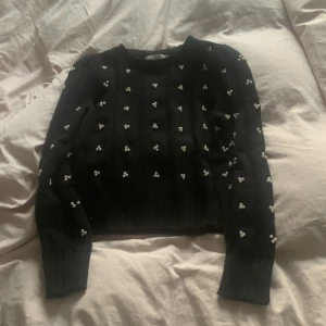Tröja  - Svart stickad tröja med pärlor på framsidan från märket sweewë. Använd max tre gånger. Står storlek L men sitter som XS-S
