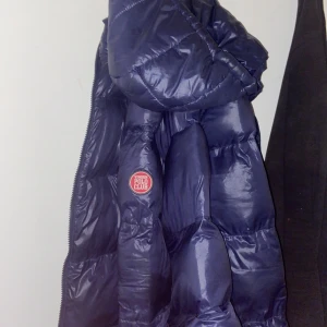 Jacka  - Säljer min polo club jacka typ helt ny haft den en vinter ny pris 1300 den är mörkblå