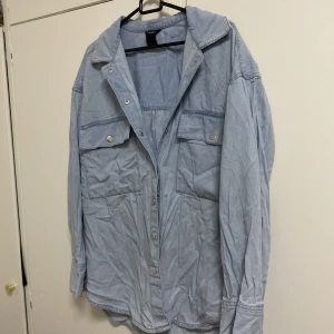 Skjorta  - En jätte fin jeans färg på skjortan. Är från Lindex och är lite använd. Det står att storleken är S men det känns som M-L