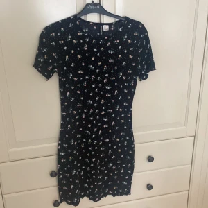 Blommig klänning  - Jätte söt och helt oanvänd kläning med blomm design 