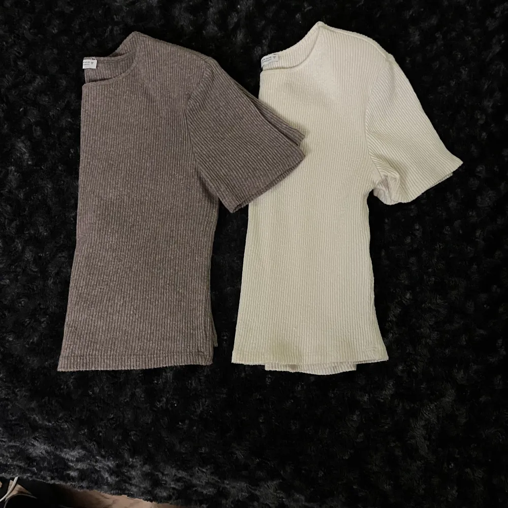 Säljer 2st Zara- toppar i fint skick. (Vit och brun) Lite ribbstickad känsla i mönstret och dom har små tunna axel-vaddar. Dom är korta i modellen och passar fint till jeans. Säljer för 50kr/st eller båda för 80kr. Kan mötas upp å slippa frakt!!. Yläosat.