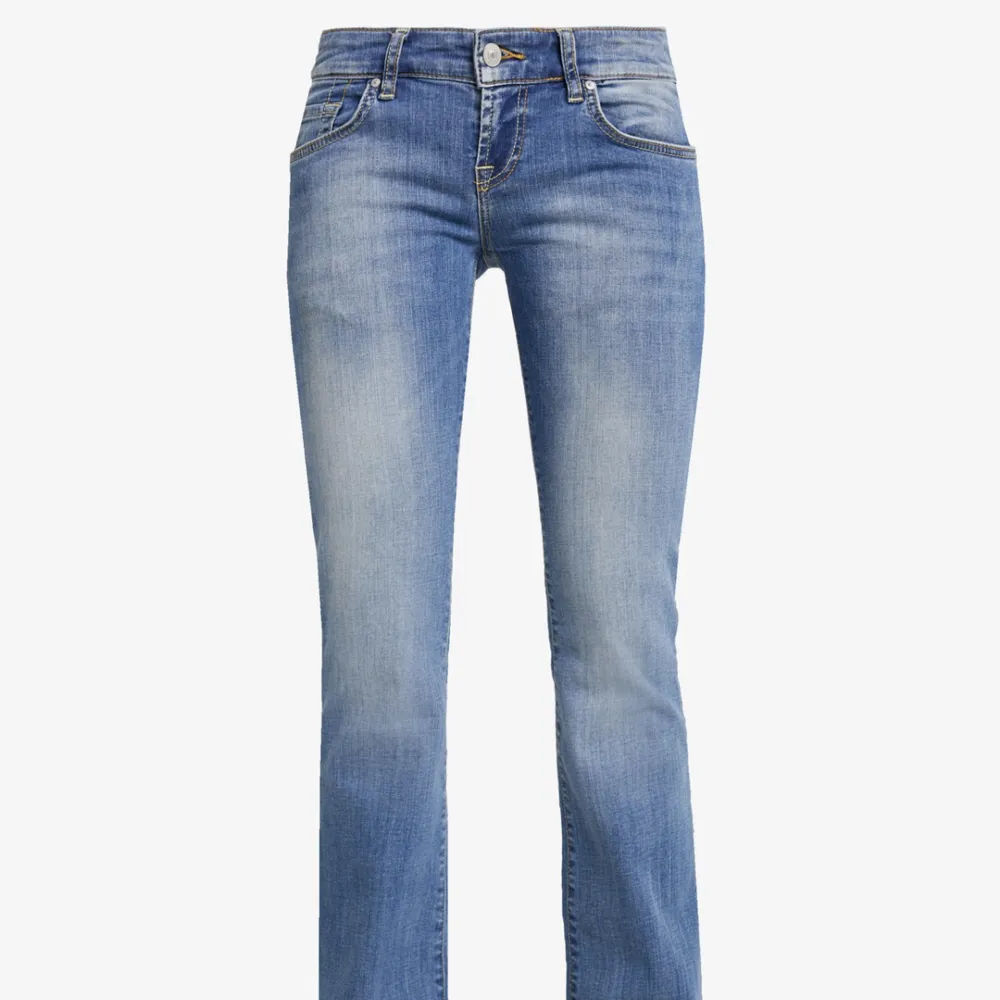 Ett par helt slutsålda låga ltb jeans i modellen Roxy. Säljer då de är för stora. Är som nya. Köpta nyligen för 900 kronor.. Jeans & Byxor.
