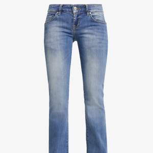 Ett par helt slutsålda låga ltb jeans i modellen Roxy. Säljer då de är för stora. Är som nya. Köpta nyligen för 900 kronor.