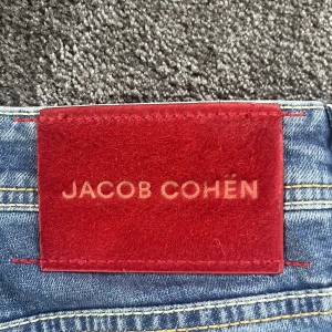 Jacob Cohen Jeans - (Passar dig över mellan 182-190cm lång ) Säljer mina fina Jacob Cohen jeans som vid nypris kostar 5200kr. De är inköpa på Gabucci i Stockholm för några månader sedan och använda Max 5 gånger! Hör av dig vid frågor eller funderingar :) 