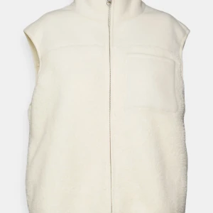 Teddyväst - Säljer denna supersnygga teddyvästen från pieces, använder typ 2 ggr. Nypris ca 340 säljer för 200kr 💗