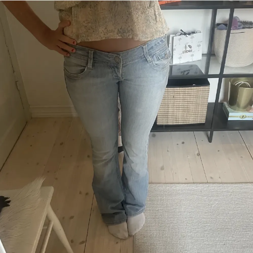 Lågmidjade bootcut jeans! Jättebra skick inga defekter och fin färg! Bilder från förra säljaren för dom passade inte mig❤️. Jeans & Byxor.