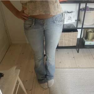 Lågmidjade bootcut jeans! Jättebra skick inga defekter och fin färg! Bilder från förra säljaren för dom passade inte mig❤️