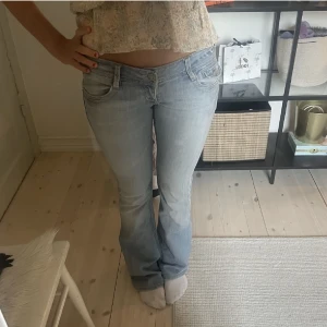 Jätte snygga jeans - Lågmidjade bootcut jeans! Jättebra skick inga defekter och fin färg!