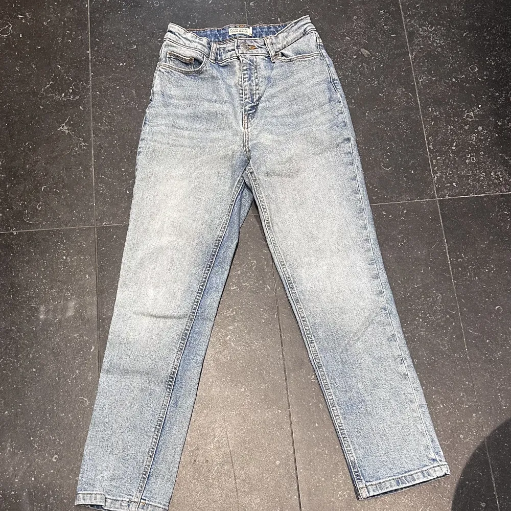 Säljer mina jeans från Cubus. Dom har tyvärr blivit för små för mig och hoppas på att de ska passa någon annan. De är i använt skick och finns inga defekter. Hör gärna av er vid frågor.. Jeans & Byxor.