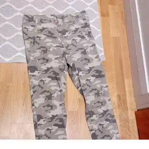 Säljer dessa camouflage jeans då dom är förstora för mig!