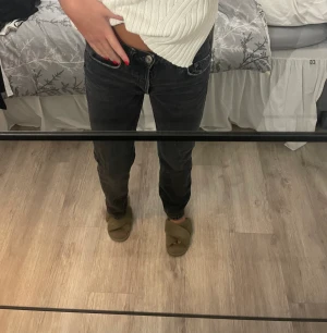 Jeans  - Säljer mina jeans från Zara i storlek 34. Mid waist. Kanten längst ner på benen är lite slitna, se på sista bilden. Hör av er om ni har frågor🥰