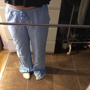 Lågmidjade linnebyxor - Ett par fina blåa linnebyxor från HM i storlek S. Dom är köpta här på Plick men används tyvärr inte. Benen där nere är uppsprätta så att det ska bli längre men är inget man tänker på❤️