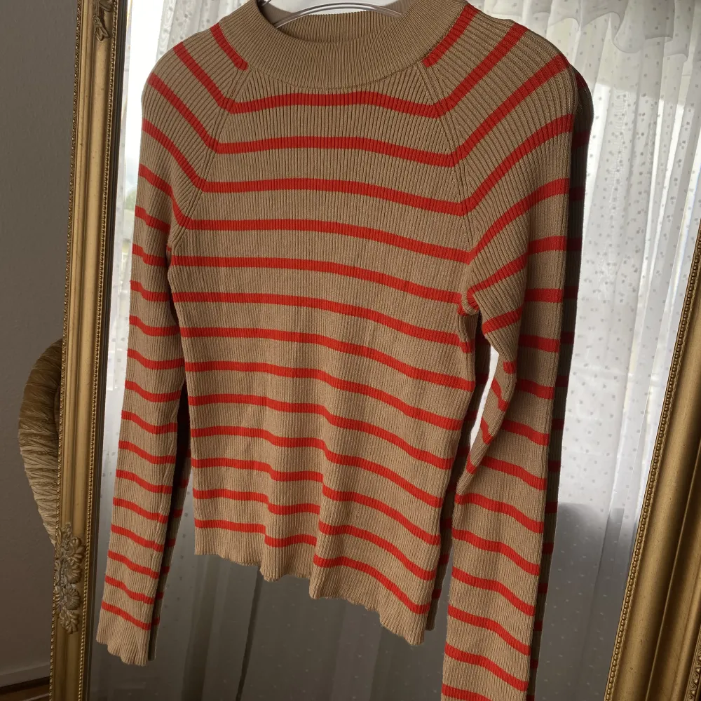 Jätte skönt o fin långärmad tröja  från bikbok. Storlek M men passar storlek s-L då den är riktigt strechig . Tröjor & Koftor.