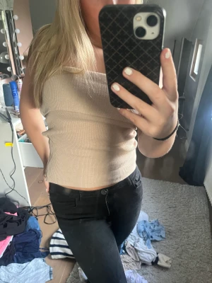 Tub topp - Tvp jätte fina tubtoppar från booho. Säljer pvg att jag skulle tagit en större storlek! Ena har lappen kvar men ingen av de ör använda💕1 för 75, 2 för 140! En beige, en svart