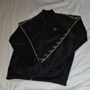 Fred perry - Säljer min fetta fred perry hoodie. Skick är 10/10 inga hål eller fläckar. Orginal pris är 1500. Hör av er vid frågor eller bilder. 