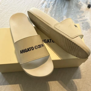 Axel arigato slippers - Axel Arigato slippers använda typ 3 gånger
