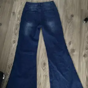 Väldigt flare jeans som sitter midwaist. Storlek S och passar perfekt på mig som har 34. Väldigt fint skick. Köptes på second hand i Belgien och vet därför inte vilket märke det är. Skriv för fler bilder🫶🏻