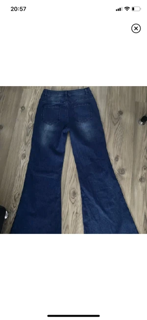 Jeans flare - Väldigt flare jeans som sitter midwaist. Storlek S och passar perfekt på mig som har 34. Väldigt fint skick. Köptes på second hand i Belgien och vet därför inte vilket märke det är. Skriv för fler bilder🫶🏻