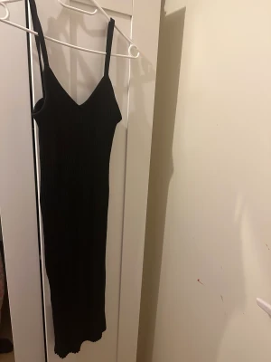 Klänning - Klänning från zara som köptes för 2 månader sedan och endast använd en gång