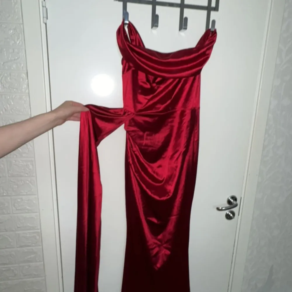 Jättefin festklänning , endast en gång använd. Köptes för 1990kr Gratis leverans inom Göteborg  Proset går att diskuteras . Klänningar.