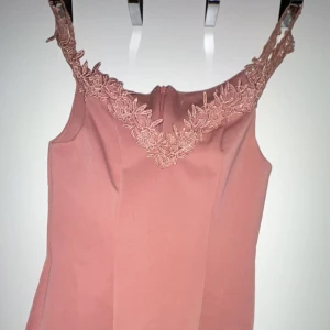 Enkel festlänning  - Köptes för en gångs användning från Nelly för 599kr  Gratis leverans inom Göteborg 