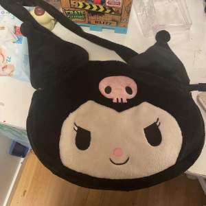 Kuromi sanrio väska köptes från kawaii shop för runt 400-500 kommer inte ihåg använder inte längre men är i bra skick//fråga innan du trycker köp nu ifallatt nån annan skulle köpa(vill hälst inte möttas men om måste funkar de)