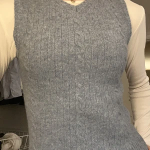 Väst i blå  💓  - OBS! Är storlek M men är mindre i storleken så skulle säga xs 