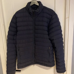 Dunjacka  - Vinterjacka från j Lindeberg i storlek m. Fint skick för priset! Skriv för fler bilder!