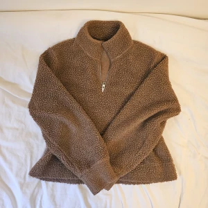 Fluffig tjocktröja  - Puffig mjuk tjocktröja från Pieces. Är jättemysigt nu mot hösten men skulle rekommendera att ha något under, den blir skönare så. Gulligt höst/vinterplagg.