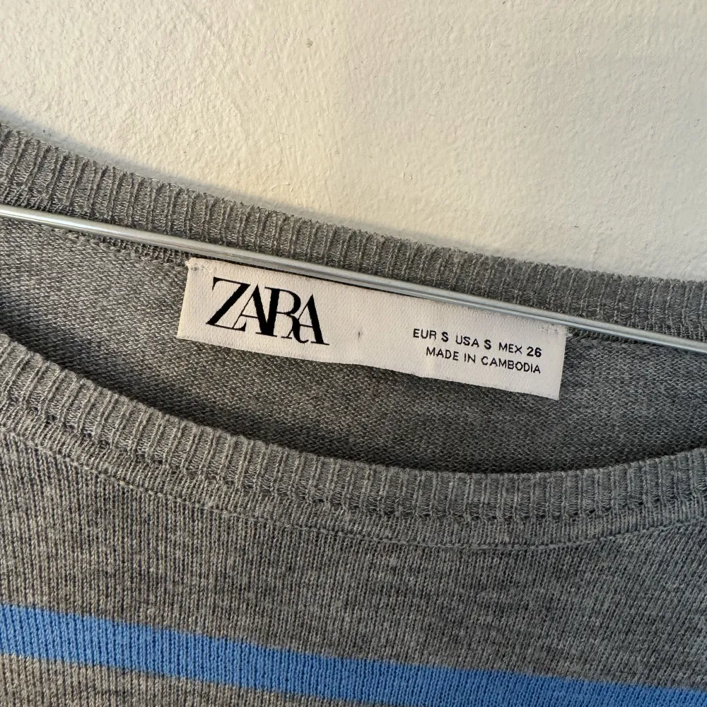 Superfin tröja köpt från Zara!!💞💞 A Storleken är S och är endast använd ett par enstaka gånger!! Skriv ifall ni vill veta mer info om tröjan💓. Stickat.
