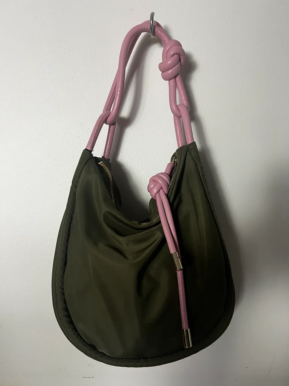 Denna fantastiska väska från Ganni - the knot - säljas då den enbart används för secondhand foto shoot. Ingen repor eller defekter.. Väskor.