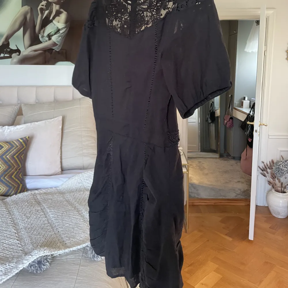 Säljer denna svarta miniklänning från Zara, mycket bra skick❣️. Klänningar.