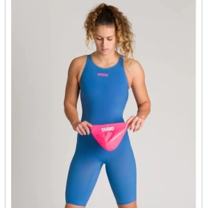 Arena tävlingsbaddräckt - Arena Powerskin R-Evo ONE Blue Pink FINA godkänd  Stl 26 (UK/US) Oanvänd, helt ny Köpt för 3600 Mitt pris 850 (juniorstl)