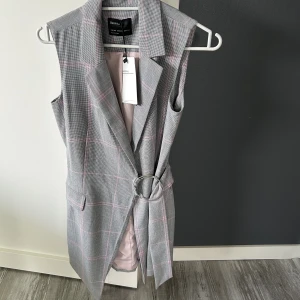 Långväst - Lång väst från bershka aldrig använd. Fin och normal i storlek!