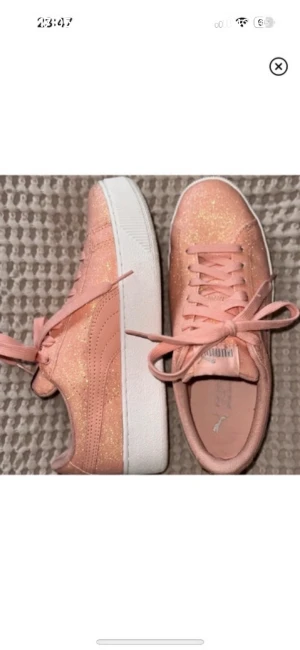 Rosa puma skor - Rosa glittriga sneakers från puma! Skitgulliga men kommer inte till användning :/ Helt nya. De har en liten platå-sula. 