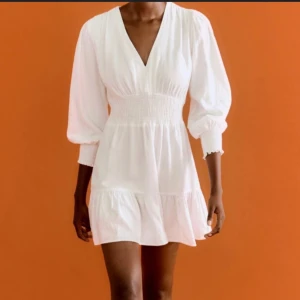 Zara klänning  - Vit Zara klänning som är använd endast en gång! Skriv för fler bilder och om ni har frågor💓💓