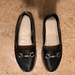 Classy skor - Nästan aldrig använda Storlek 41 Har en klack