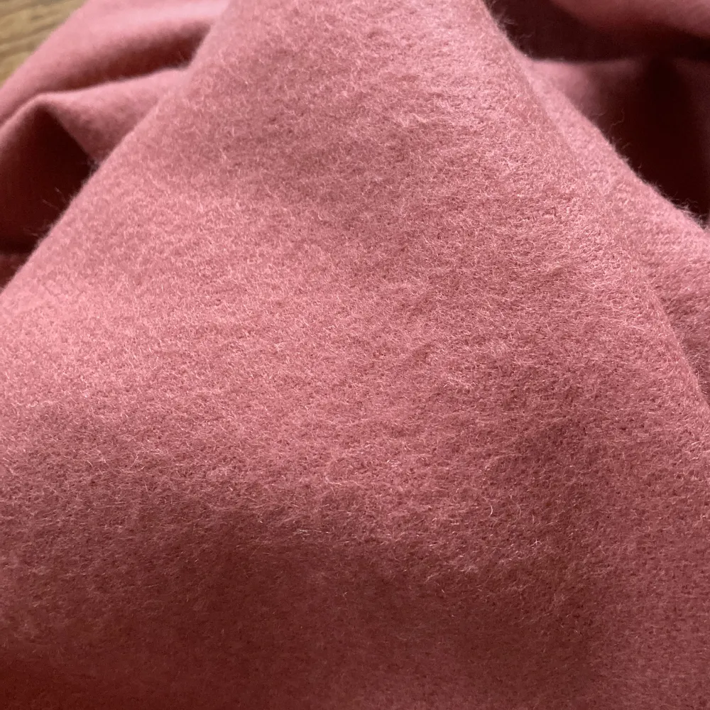 Stor rosa halsduk från gina tricot. Hittar ingen lapp så jag vet tyvärr inte material, men den är mjuk och varm.. Övrigt.