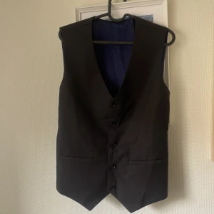 Kostymväst  - Supersnygg Kostymväst i bra material som tyvärr var för liten för mig💃🏼