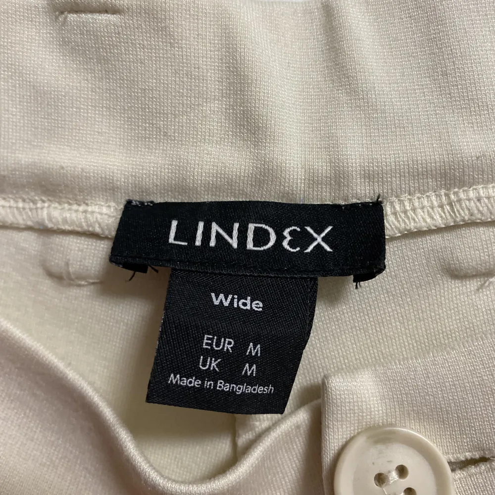 Vita och använda byxor från Lindex. Har ett jätte fin och skön material.. Jeans & Byxor.