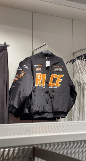 race jacka - den är köpt på H&M i december 2022, jag köpte den för 499kr. den är använd få gånger och i nyskick inprincip, den fungerar för vinter, höst och vår. kan mötas upp i vissa delar av skåne annars står köparen för frakten!! pris kan diskuteras 