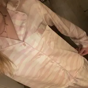 jätte bekväm och fin victoria secret liknande pyjamas från gina tricot. säljer pga att den börjar bli för liten för mig! 🫶🏼🤍 silkes material! <3 stl 164 så alltså XS!